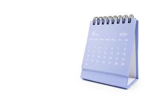 sencillo azul escritorio calendario para junio 2024 aislado en blanco antecedentes. calendario concepto con Copiar espacio. foto