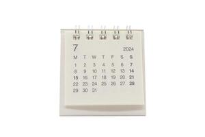 sencillo escritorio calendario para julio 2024 aislado en blanco antecedentes. calendario concepto con Copiar espacio. recorte camino foto