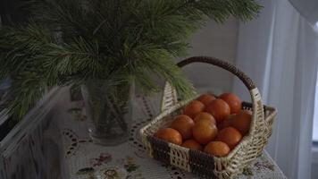 mandarinas estar en el mesa siguiente a Navidad árbol video