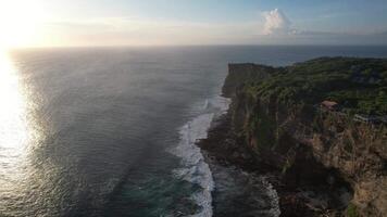 aéreo Karang boma acantilado uluwatu pecatu bali durante puesta de sol video