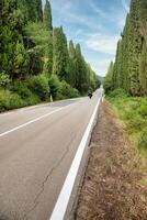 toscana, Italia. asfalto línea en naturaleza, panorámico la carretera a viaje destino foto