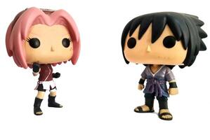 Jacarta, Indonesia en noviembre 20, 2023. funko popular vinilo figura nuevo desde Reino Unido articulo sasuke uchiha y sakura Haruno. Pareja o amante en anime naruto foto