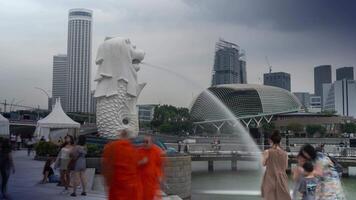 Singapore, Singapore, 2021 - tijd vervallen van de merlion - een mythisch schepsel met een leeuw hoofd en de lichaam van een vis dat gebruikt net zo mascotte video