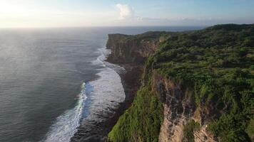 aéreo karang boma penhasco uluwatu pecatu bali durante pôr do sol video