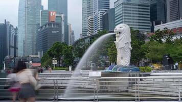 Singapur, Singapur, 2021 - hora lapso de el merlion - un mítico criatura con un leon cabeza y el cuerpo de un pescado ese usado como mascota video