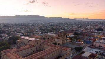 santo domingo Iglesia en Oaxaca, México, a puesta de sol zumbido ver parte superior foto