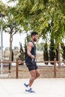 negro deportista saltando cuerda en parque foto