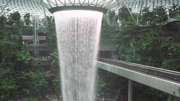 Singapur, Singapur, 2021 - - das Regen Wirbel - - das Welt größten und höchste Innen- Wasserfall beim Juwel Changi Flughafen Singapur video