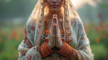 ai generado hermosa indio mujer en tradicional ropa meditando en el campo, namaste manos. foto