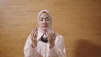 moderno musulmán mujer en hijab Sureste asiático - Orando a Dios islam, salah salat, arrodillado video