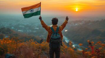 ai generado espalda de hombre con indio bandera en pie en parte superior de el montaña y mirando a el puesta de sol foto