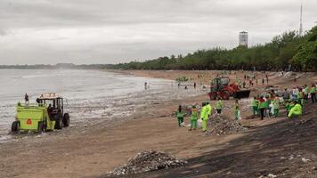 Bali, Indonésie - tonnes de poubelle, ordures, Plastique déchets collecté dans côtier nettoyer à Kuta plage - environnement problème catastrophe temps laps video