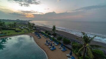 Bali, Indonesië - tijd vervallen zonsopkomst oceaan voorkant hotel video