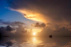 amanecer cielo en el lago con grande nube. foto