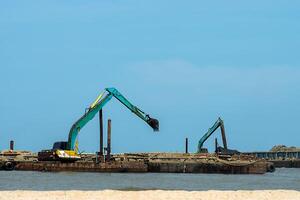 máquinas son dragado arena en el mar. foto