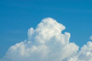 azul cielo con blanco nube. foto