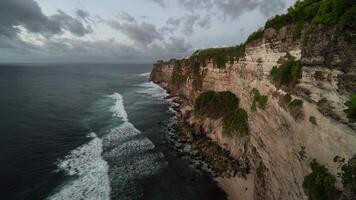 jaran collina Uluwatu Sud kuta bali - magnifico Visualizza di il oceano scogliera, mare e onde tempo periodo video