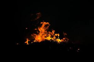 el movimiento de el llamas en el oscuro foto