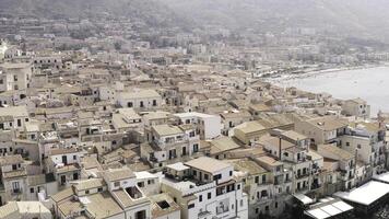 aéreo ver de costero ciudad, edificios y mar en un verano tiempo. acción. grande del Sur ciudad situado cerca el costa en contra azul nublado cielo en soleado verano día y montañas en el antecedentes . foto