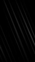 vertikal video - eleganta mörk abstrakt bakgrund animering med strömmande diagonal metallisk rader eller blad. detta modern minimalistisk rörelse bakgrund är full hd och en sömlös slinga.