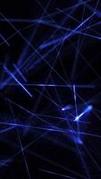 vertikal video - lysande blå laser balkar rörelse bakgrund med skinande exploderande partiklar och blinkande snabb rör på sig lasrar. detta teknologi bakgrund animering är full hd och en sömlös slinga.