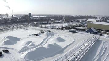 invierno ojo de pájaro vista. acortar. un grande grua en pie en producción soportes siguiente a el ciudad y el la carretera en cuales el carros conducir foto