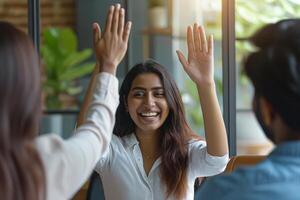 ai generado confidente exitoso indio negocio gerente mujer ejecutivo explica negocio y éxito estrategia foto