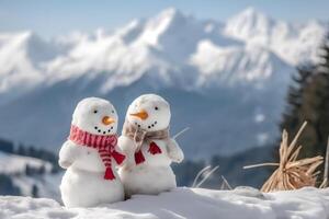 ai generado invierno Navidad - dos contento monigote de nieve amigos en Nevado montañas a día luz, neural red generado imagen foto