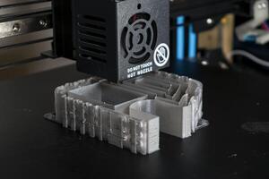 3d impresora impresión un modelo con un gris biodegradable pla filamento, ecofil, 3d objeto foto