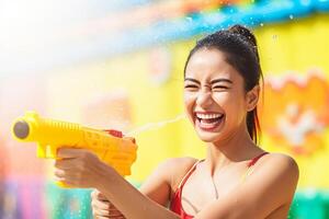 ai generado un mujer jugando agua pistola a Songkran día con generativo ai foto