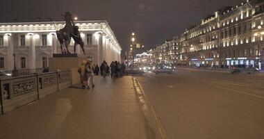 st Petersburgo noite Visão com Nevsky perspectiva e anichkov ponte video