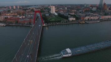 Antenne Ufer Aussicht von Rotterdam mit Willem Brücke video