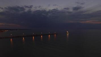 vliegend over- zee, pier en het zeilen boot Bij nacht video