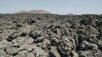 áspero camino mediante el lava rocas zona video