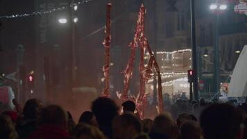 ardiente de ninot marionetas durante fallas en Valencia, España video
