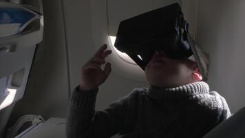 niño utilizando vr-auriculares en el avión video