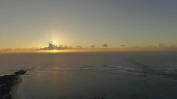 antenne visie van Mauritius kustlijn Bij zonsondergang video