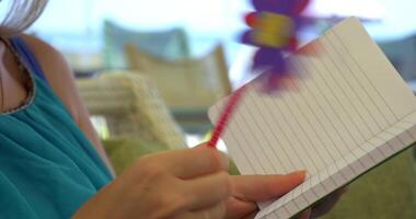 escritura con un bolígrafo en cuaderno video