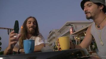 antiguo amigos resonando tazas en al aire libre café video