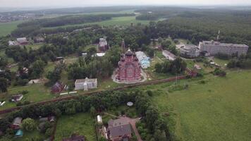 Loukino village et cathédrale de ascension, aérien vue video