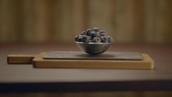 färsk mogen hallon och blåbär stående på trä- tabell video