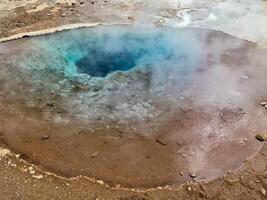 aguas termales humeantes en los campos volcánicos de azufre de islandia. foto