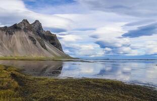 espectaculares nubes ovni en el cielo sobre islandia - altocumulus lenticularis. foto