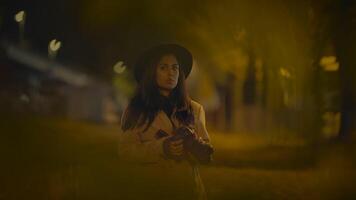 ung kvinna fotograf ta bilder på urban gata på natt ljus video