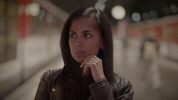 lindo jovem mulher olhando às pessoas pendulares dentro a cidade às noite video