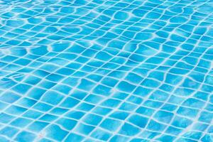 azul cielo nadando piscina agua textura reflexión. foto