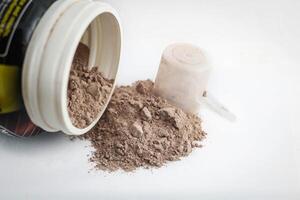 cuchara medida suero proteína chocolate polvo para aptitud y culturismo ganando músculo. foto