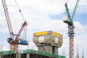 grua trabajando edificio en ciudad en cielo. foto