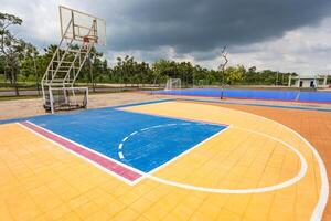 Nakhon Ratchasima, Tailandia septiembre 29, 2015 - al aire libre calle baloncesto corte. foto