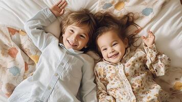 ai generativo gracioso linda pequeño chico y niña riendo acostado al revés abajo en cama con juguete contento alegre niños hermano con hermana teniendo divertido juntos mirando a cámara en dormitorio niños hermanos foto